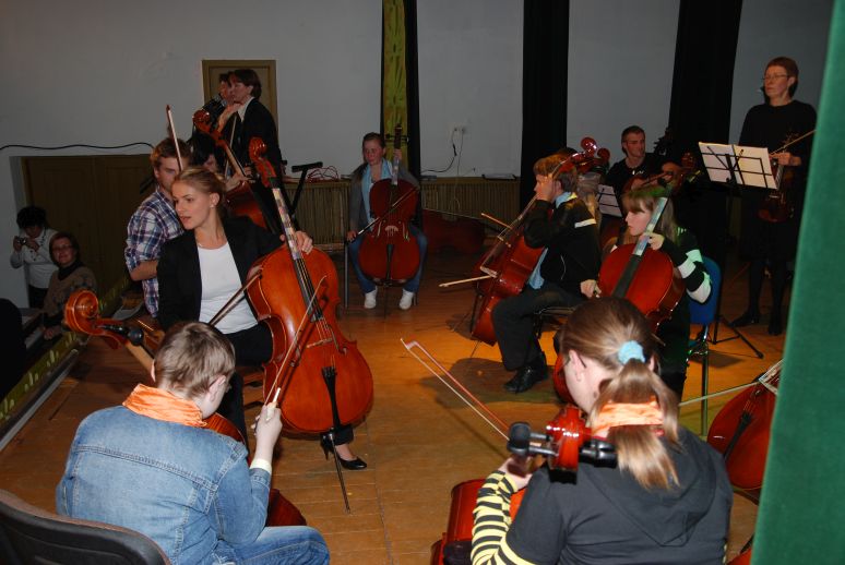 rows of happy cello learners