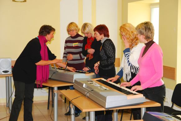keyboard group-lesson engaged teacher