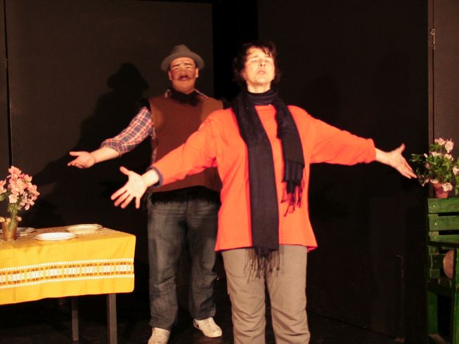 language-theatre actors spreading arms