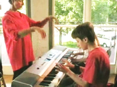 music as a sport neurodidactic brain-based method piano teacher demonstrating